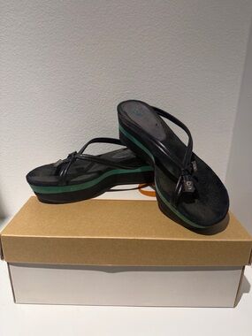 Black Platform Thong Sandals with Green Stripe - Unknown Brand